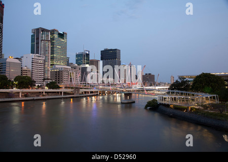 Coucher de soleil sur le nouveau pont piétonnier de Brisbane le Kurilpa pont traversant la rivière Brisbane Brisbane Queensland Australie Banque D'Images