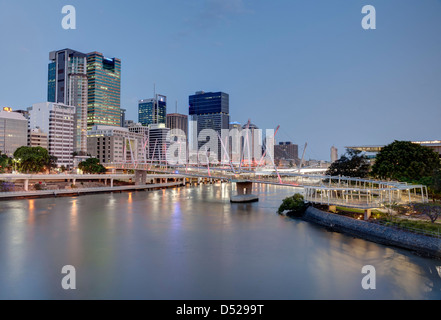 Coucher de soleil sur le nouveau pont piétonnier de Brisbane le Kurilpa pont traversant la rivière Brisbane Brisbane Queensland Australie Banque D'Images