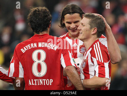 La Munich buteur Bastian Schweinsteiger (R) cheers avec ses coéquipiers Hamit Altintop (L) et Daniel van Buyten (C) au cours de la DFB Cup match FC Bayern Munich vs Werder Brême dans l'Allianz Arena de Munich, Allemagne, 26 octobre 2010. Munich a gagné 2-1. Photo : Friso Gentsch Banque D'Images