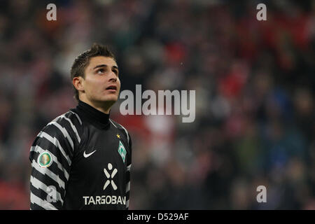 Gardien de la brême Sebastian Mielitz regarde pendant le match de football FC Bayern Munich vs Werder Brême dans l'Allianz Arena de Munich, Allemagne, 26 octobre 2010. Photo : Friso Gentsch Banque D'Images