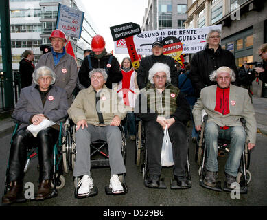 Les personnes âgées, en protestation contre des manifestants en fauteuil roulant à la retraite à l'âge de 67 ans à Berlin, Allemagne, 27 octobre 2010. Le syndicat IG-Metall tient à protester contre la politique du gouvernement allemand au sujet des retraites. Photo : Stéphanie Pillick Banque D'Images