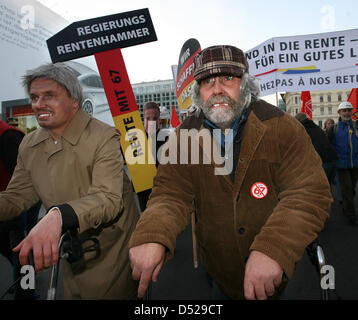 Les personnes âgées, en protestation contre des manifestants en fauteuil roulant à la retraite à l'âge de 67 ans à Berlin, Allemagne, 27 octobre 2010. Le syndicat IG-Metall tient à protester contre la politique du gouvernement allemand au sujet des retraites. Photo : Stéphanie Pillick Banque D'Images