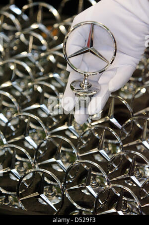 (Afp) - Un fichier photo dpa datée du 25 janvier 2008 montre la société tradenmark, l'étoile Mercedes, dans une usine située à Sindelfingen, Allemagne. La croissance devrait doubler cette Octobre. Photo : Bernd Weißbrod Banque D'Images