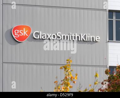 (Afp) - Un fichier dpa photo datée du 19 octobre 2009 montre le logo du géant pharmaceutique GlaxoSmithKline au bâtiment une entreprise à Dresde, Allemagne. GlaxoSmithKline Plc a accepté de payer 750 millions de dollars et a plaidé coupable à la fabrication et la distribution de médicaments frelatés d'une usine fermée maintenant à Porto Rico, le département américain de la Justice a dit mardi. Photo : Matthias Hiekel Banque D'Images