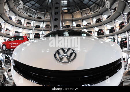 (Afp) - Un fichier dpa photo datée du 12 mars 2010 montre une voiture Volkswagen Scirocco dans une tour à l'Autostadt de Volkswagen à Wolfsburg, en Allemagne. Constructeur automobile allemand Volkswagen AG a confirmé ses prévisions pour l'année et a déclaré des bénéfices et revenus ont bondi au cours des neuf premiers mois de l'année, aidé par la hausse des ventes de véhicules. Volkswagen a déclaré bénéfice après impôt a augmenté à 4,03 milliards d'euros à partir de la chambre 655 Banque D'Images