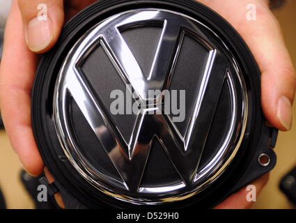 (Afp) - Un fichier photo du DPA 08 mars 2010 montre un employé de Volkswagen tenant un logo VW à l'Autostadt de Volkswagen à Wolfsburg, en Allemagne. Constructeur automobile allemand Volkswagen AG a confirmé ses prévisions pour l'année et a déclaré des bénéfices et revenus ont bondi au cours des neuf premiers mois de l'année, aidé par la hausse des ventes de véhicules. Volkswagen a déclaré bénéfice après impôt a augmenté à 4,03 milliards d'euros à partir de Banque D'Images