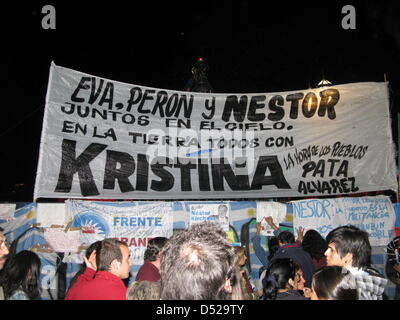 Des milliers de personnes ont fait part de leur tristesse à la suite du décès de l'ancien président Nestor Kirchner pendant une annonce sur la Place de mai à Buenos Aires, Argentine, 27 octobre 2010. Une des bannières adressée de Nestor Kirchner et son épouse et président Kristina avec la phrase : ', Eva Peron et Nestor ensemble dans le ciel. Sur terre, tous pour Kristina'. Photo : Jan-Uwe Ronneburger Banque D'Images