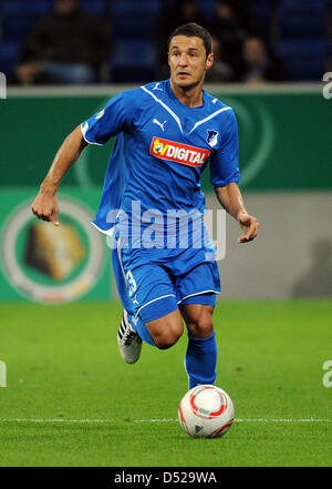 L'Sejad Salihovic Hoffenheim contrôle le ballon au cours de la DFB Cup Match contre 1899 Hoffenheim vs. FC Ingolstadt 04 dans le stade de Rhin-neckar à Sinsheim, Allemagne, 27 octobre 2010. Photo : Ronald Wittek Banque D'Images