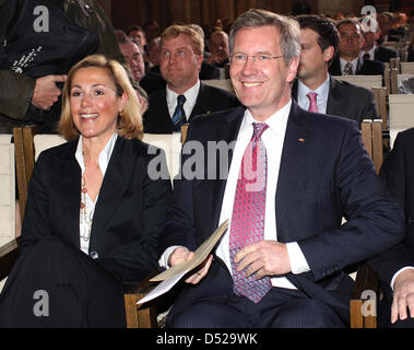 Le Président allemand Christian Wull (R) et son épouse Bettina (L) assister à une cérémonie au monastère Notre Dame de la paix à Magdeburg, Allemagne, 28 octobre 2010. M. Wulff a visité l'Etat fédéral Sachsen-anhalt à l'occasion de sa première réunion du parlement régional il y a 20 ans. Photo : Jens Wolf Banque D'Images