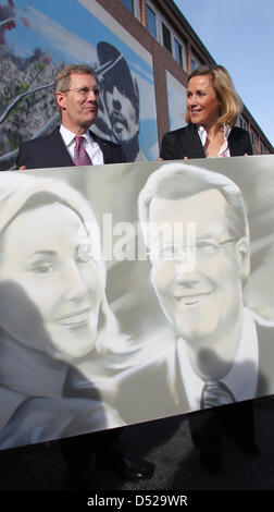 Le Président allemand Christian Wuffl (L) et son épouse Bettina (R) visiter Magdeburg, Allemagne, 28 octobre 2010. M. Wulff a visité l'Etat fédéral Sachsen-anhalt à l'occasion de sa première réunion du parlement régional il y a 20 ans. Photo : Jens Wolf Banque D'Images