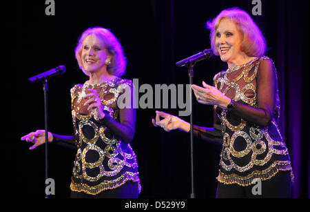 Die Kessler Zwillinge Alice (l-r) Ellen Kessler und singen am Donnerstag (28.10.2010) Bei der Premiere im Hansa Variete Theater de Hambourg. Feierte Am Abend das Hamburger Hansa Variete Theater mit der dritten Spielzeit Premiere. Foto : Malte chrétiens dpa/lno Banque D'Images