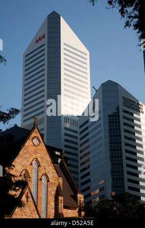 L'Église catholique de la cathédrale St Stephen Brisbane Queensland entouré d'immeubles de bureaux modernes. Banque D'Images