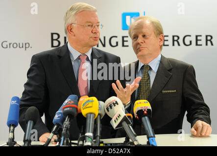 Le président du Conseil de l'entreprise de construction de Hesse Bilfinger Berger, ancien Premier Ministre du Land de Hesse Roland Koch (M) assiste à une conférence de presse avec le président du conseil actuel Herbert Bodner (R) au siège de l'entreprise à Mannheim, Allemagne, 29 octobre 2010. Roland Koch deviendra le nouveau président du conseil d'Bilfinger Berger. Cet h Banque D'Images