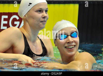 Les nageurs allemands Britta Steffen (L) et Dorethea Brandt sourire après avoir participé à la women's 50 mètres nage libre la chaleur à la Coupe du Monde de Natation FINA à l'Europasportpark à Berlin, Allemagne, 30 octobre 2010. Steffen est arrivé en deuxième position après Brandt. Photo : Marius Becker Banque D'Images