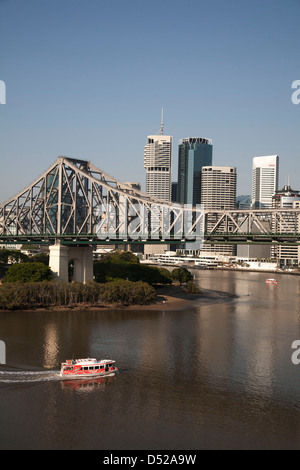 Petite rivière ferry passant sous le pont Story Bridge Brisbane Queensland Australie Banque D'Images