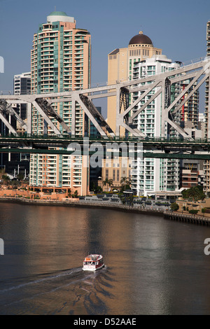 Petite rivière ferry passant sous le pont Story Bridge Brisbane Queensland Australie Banque D'Images