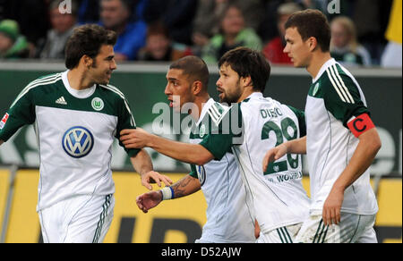 Les joueurs de Wolfsburg Andrea Barzagli, Ashkan Dejagah et Diego cheer après Edin Dzeko 2-0 but au cours du match de Bundesliga VfL Wolfsburg vs VfB Stuttgart au Volkswagen-Arena à Wolfsburg, Allemagne, 30 octobre 2010. Photo : PETER STEFFEN Banque D'Images