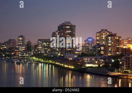 Coucher de soleil sur les immeubles du front de mer le long de la côte orientale de Kangaroo Point Rivière Brisbane Brisbane Queensland. Banque D'Images
