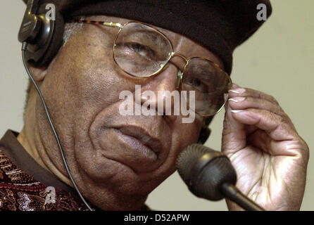 Fichier - une archive photo datée du 12 octobre 2002 montre l'écrivain nigérian Chinua Achebe à Francfort-sur-Main, Allemagne. Achebe est mort dans la nuit du 21 au 22 mars 2013 dans un hôpital de Boston, USA. Photo : Frank May Banque D'Images