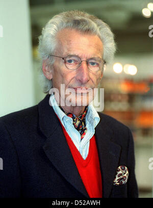(Dossier) - Un fichier photo datée du 10 octobre 2001 montre l'écrivain néerlandais Harry Mulisch au Salon du livre de Francfort à Francfort-sur-Main, Allemagne. L'auteur du succès international 'La découverte du ciel" est mort dans la nuit du 30 octobre 2010 à l'âge de 83 ans, en tant que son éditeur a annoncé le 31 octobre 2010. Photo : Zucchi Banque D'Images