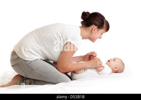 Jolie mère doing gymnastics son bébé nouveau-né Banque D'Images