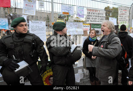 Les opposants au projet de construction ferroviaire controversé Stuttgart 21 différend avec les agents de police à la clôture du chantier à Stuttgart, Allemagne, 30 octobre 2010. De nombreux manifestants ont grimpé aux clôtures qui protègent le chantier en face de la gare centrale et planté de nouveaux arbres pour remplacer ceux qui ont été abattus au début d'octobre. Photo : Bernd Nous Banque D'Images