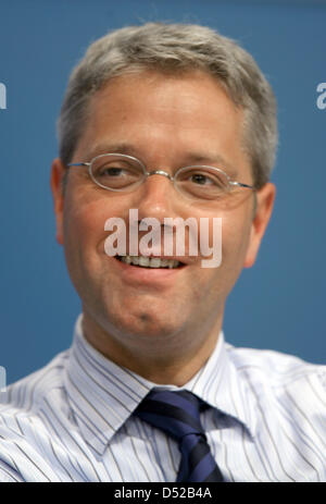 (Afp) - Un fichier photo du DPA 05 mai 2007 montre l'état Président-à-être des démocrates-chrétiens de Rhénanie du Nord, Ministre de l'Environnement, Norbert Roettgen de Siegburg, Allemagne. Roettgen a été élu candidat à la présidence de l'état des chrétiens-démocrates dans un vote du député. Photo : Oliver Berg Banque D'Images