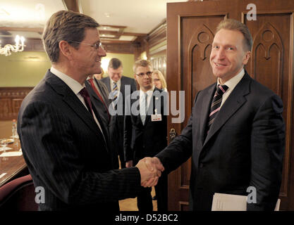 Le ministre des Affaires étrangères allemand Guido Westerwelle (L) rencontre le premier vice-premier ministre russe Igor Chouvalov à Moscou, Russie, 01 novembre 2010. Moscou est la première étape de Westerwelle's voyage de deux jours à la Russie, la Lituanie et la Russie blanche. Photo : GRIMM PAR LES PAIRS Banque D'Images