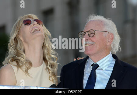 L'actrice Laura Dern et son père Bruce Dern assister à la cérémonie de la famille Dern's (Laura Dern, Diane Ladd et Bruce Dern) Cérémonie pour trois nouvelles étoiles sur le Hollywood Walk of Fame à Los Angeles, USA, 1 novembre 2010. Photo : Hubert Boesl Banque D'Images