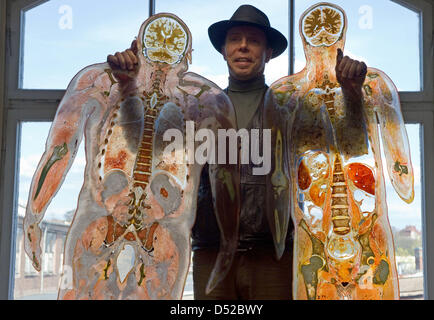 (Dossier) - Un fichier photo datée du 20 avril 2010 montre Gunther van Hagen avec les plastinates fiche au Plastinarium à Lindow, Allemagne, 31 mars 2010. Plastinator Gunther von Hagens lancera une plastination boutique en ligne le 3 novembre 2010. Seuls les utilisateurs qualifiés seront autorisés à commander en ligne pour plastinates la recherche, de la science ou des conférences. Photo : PATRICK PLEUL Banque D'Images