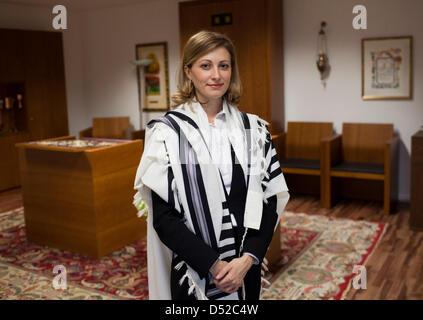 (Dossier) - Un fichier photo datée du 27 octobre 2010 montre l'Ukrainien Alina Treiger debout dans une synagogue de l'Abraham-Geiger-Institute de Berlin, Allemagne. Le 31-year-old Treiger est la première femme à être ordonné rabbin en Allemagne depuis l'Holocauste. Treiger sera en charge de l'cummunities à Oldenburg et de Delmenhorst dans l'avenir. Son ordination a lieu le 04 novembre 2010 Banque D'Images