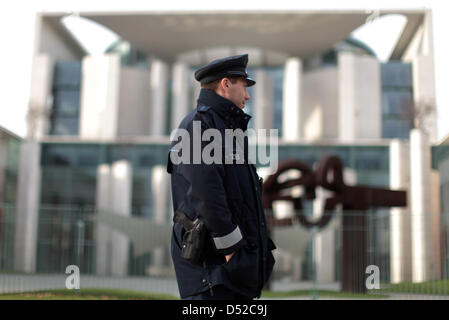 Deux agents de police sont devant la chancellerie à Berlin, Allemagne, 03 novembre 2010. Le 02 Novemner 2010, un paquet de mail adressée à la Chancelière allemande, Angela Merkel, et qui a été envoyé à la Chancellerie contenait une charge explosive. Le paquet a été trouvé et inspectés avant d'ouvrir. Photo : Kay Nietfeld Banque D'Images