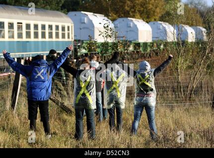 (Dossier) - Un fichier photo datée du 12 novembre 2006 montre aux étudiants qui protestaient contre le Castor transport nucléaire le long de la ligne de chemin de fer entre Lunebourg et Dannenberg, près de la ville de Düsseldorf, Allemagne. 11 conteneurs à déchets hautement radioactifs de l'usine de retraitement nucléaire de La Hague iin, France, devraient arriver dans la région de Wendland en Basse-Saxe. Le plus grand am Banque D'Images