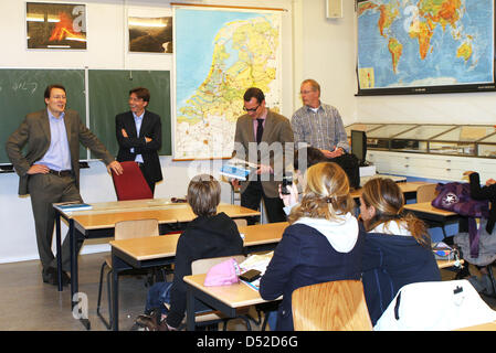 Prince néerlandais Constantijn (L) rend visite à son ancien "Vrijzinnig schoolthe Eerste Christelijk Lyceum', pour le projet 'EU Retour à l'école" à La Haye, 05 novembre 2010. Le Prince s'est entretenu avec les étudiants sur le rôle de l'Union européenne dans leur vie quotidienne. Photo : Albert Nieboer Pays-bas OUT Banque D'Images