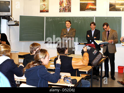 Prince néerlandais Constantijn (C) rend visite à son ancien "Vrijzinnig schoolthe Eerste Christelijk Lyceum', pour le projet 'EU Retour à l'école" à La Haye, 05 novembre 2010. Le Prince s'est entretenu avec les étudiants sur le rôle de l'Union européenne dans leur vie quotidienne. Photo : Albert Nieboer Pays-bas OUT Banque D'Images