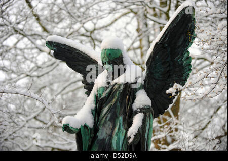 Un ange statue est couverte de neige sur la Lindener Berg à Hanovre, Allemagne, 21 mars 2013. Photo : Peter Steffen Banque D'Images