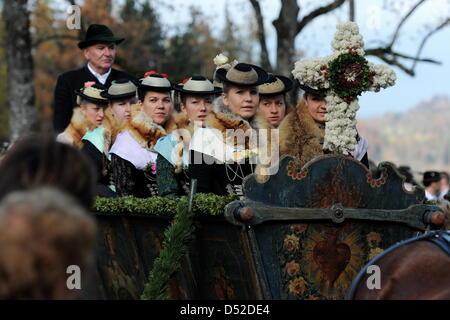 2011 Frauen mit sitzen am Samstag (06.11.2009) Bei der auf den Leonhardifahrt l Kalvarienberg à Bad Tölz (Oberbayern) auf einem dekorierten. Pferdewagen Brauchtumsveranstaltung Die wird zu Ehren des patrons en Stalltiere der vielen bayerischen Orten begangen. Foto : Tobias Hase dpa/lby Banque D'Images