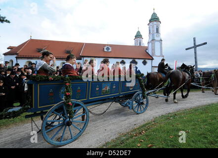 2011 Frauen mit sitzen am Samstag (06.11.2009) Bei der auf den Leonhardifahrt l Kalvarienberg à Bad Tölz (Oberbayern) auf einem dekorierten Pferdewagen fahren und an der Heilig-Kreuz-Kirche vorbei. Brauchtumsveranstaltung Die wird zu Ehren des patrons en Stalltiere der vielen bayerischen Orten begangen. Foto : Tobias Hase dpa/lby Banque D'Images