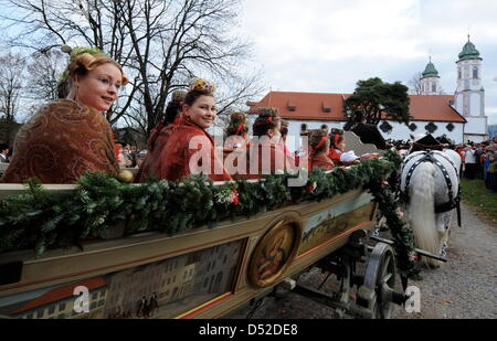 Mädchen mit sitzen 2011 am Samstag (06.11.2009) Bei der auf den Leonhardifahrt l Kalvarienberg à Bad Tölz (Oberbayern) auf einem dekorierten Pferdewagen und fahren auf die Heilig-Kreuz-Kirche zu. Brauchtumsveranstaltung Die wird zu Ehren des patrons en Stalltiere der vielen bayerischen Orten begangen. Foto : Tobias Hase dpa/lby Banque D'Images