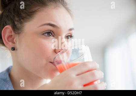 Hispanic girl drinking verre de jus Banque D'Images