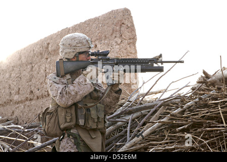 Un Marine américain tire sur un insurgé soupçonné pendant un balayage d'un composé et champs de Mars 3, 2013 près de la Base de patrouille Boldak, Afghanistan Banque D'Images