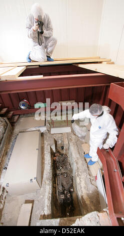 Ein gut erhaltenes Skelettes aus dem 12. Jahrhundert der dans Befundstelle eines im Grabes 'Sankt Dom Katharina und Sankt Mauritius' à Magdebourg wird am Samstag (24.02.2010) betrachtet. Mit der Entdeckung des Grabes mit eigener Erzbischofs Archäologen ist einer der bedeutendsten zufolge Einschätzung der vergangenen Funde 81 gelungen. Es handele Wahrscheinlichke und sich Banque D'Images