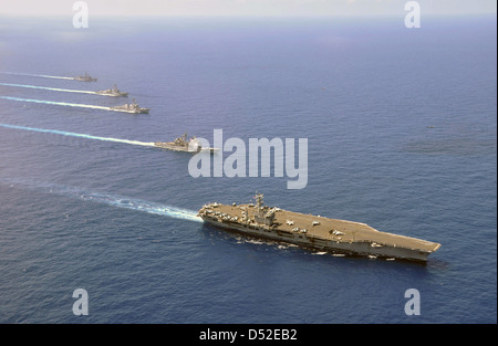 L'US Navy porte-avions USS Nimitz dirige le croiseur lance-missiles USS, Chosin les destroyers lance-missiles USS Sampson, l'USS Pinkney et la frégate lance-missiles USS Rentz en formation 15 février 2010 en mer de Chine du Sud. Banque D'Images