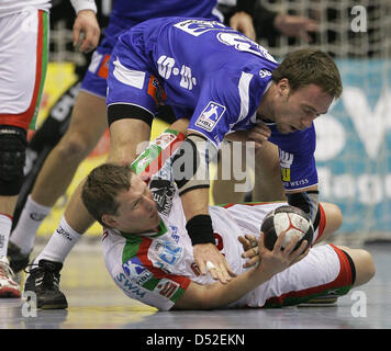 Le Handball, Bundesliga, 20. Spieltag, SC Magdeburg - frisch auf Göppingen suis 16-07-2008 (24.02.2010) in der Bördelandhalle à Magdeburg. Der Göppinger Kjell Landsberg (oben) kämpft mit dem Magderburger Tönnesen Stian um den Ball. Foto : Jens Wolf dpa/lah Banque D'Images