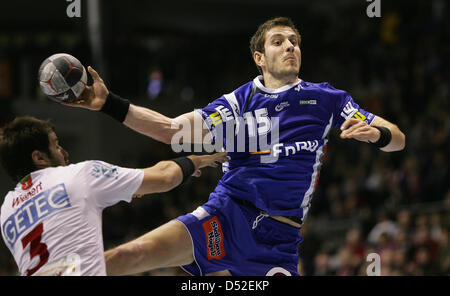 Le Handball, Bundesliga, 20. Spieltag, SC Magdeburg - frisch auf Göppingen suis 16-07-2008 (24.02.2010) in der Bördelandhalle à Magdeburg. Der Göppinger Michael Haaß (r) setzt sich gegen den Magderburger Bennett Wiegert durch. Foto : Jens Wolf dpa/lah Banque D'Images