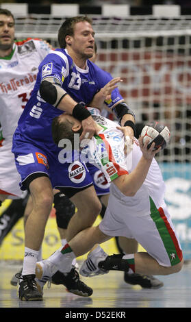 Le Handball, Bundesliga, 20. Spieltag, SC Magdeburg - frisch auf Göppingen suis 16-07-2008 (24.02.2010) in der Bördelandhalle à Magdeburg. Der Göppinger Kjell Landsberg (l) attackiert den Magderburger Tönnesen Stian. Foto : Jens Wolf dpa/lah Banque D'Images