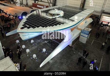 Le plus grand navire à énergie solaire solaire "Planet' est dévoilée au chantier naval HDW à Kiel, Allemagne, 25 février 2010. Après une visite au port de Hambourg d'anniversaire Aptrril en 2011, le catamaran de 30 mètres de longueur et 15 mètres de largeur est prévu pour un voyage autour du monde. Photo : Carsten REHDER Banque D'Images