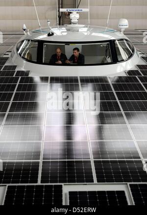 Le plus grand navire à énergie solaire solaire "Planet' est dévoilée au chantier naval HDW à Kiel, Allemagne, 25 février 2010. Après une visite au port de Hambourg d'anniversaire en avril 2011, le catamaran de 30 mètres de longueur et 15 mètres de largeur est prévu pour un voyage autour du monde. Photo : Carsten REHDER Banque D'Images