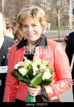 La Princesse Laurentien des Pays-Bas arrive à recevoir le premier exemplaire du livre de "Le Monde de Sesame Street" à La Haye, aux Pays-Bas, le 25 février 2010. La princesse a rédigé le texte du livre. Cette édition de Sesame Street Books est le troisième d'une série de livres pour enfants avec un handicap. Photo : Patrick van Katwijk Banque D'Images