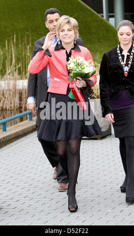 La Princesse Laurentien des Pays-Bas arrive à recevoir le premier exemplaire du livre de "Le Monde de Sesame Street" à La Haye, aux Pays-Bas, le 25 février 2010. La princesse a rédigé le texte du livre. Cette édition de Sesame Street Books est le troisième d'une série de livres pour enfants avec un handicap. Photo : Patrick van Katwijk Banque D'Images